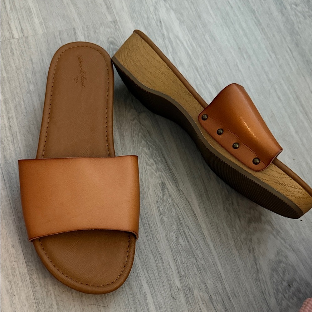 Universal Thread Tan Slide Sandals - Picture 3 of 4